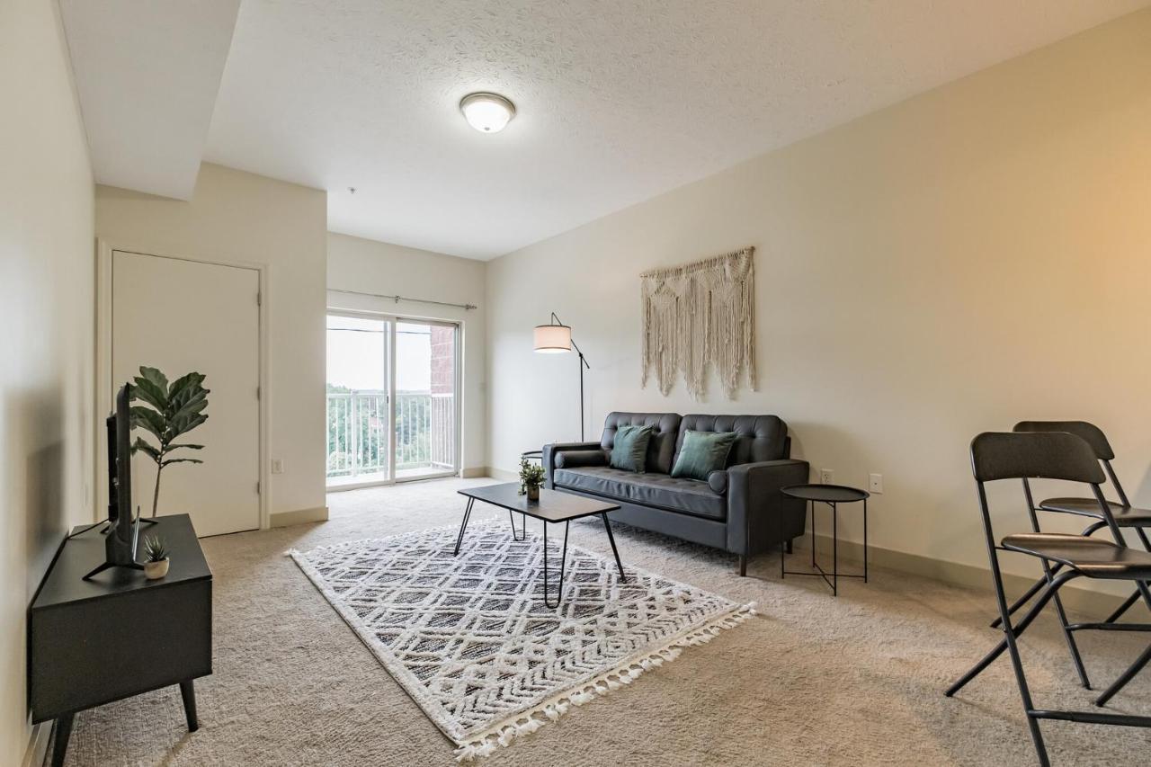 Frontdesk Portal Place Apts Oakland Pittsburgh Room photo